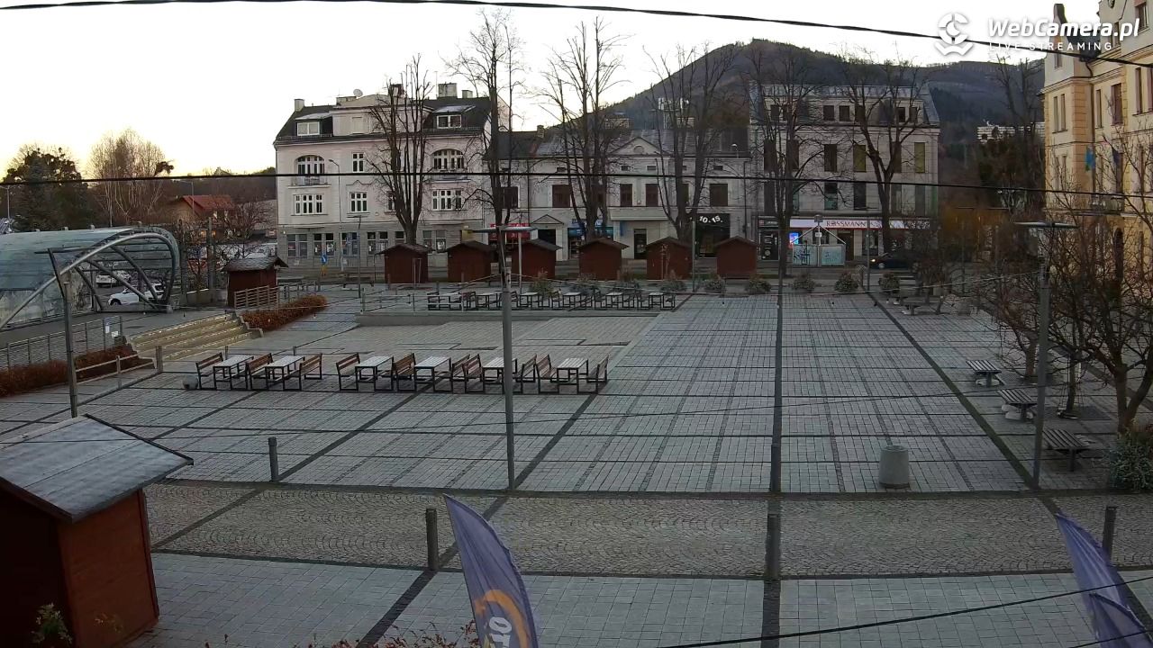 USTROŃ - widok na rynek - 19 listopad 2025, 07:29