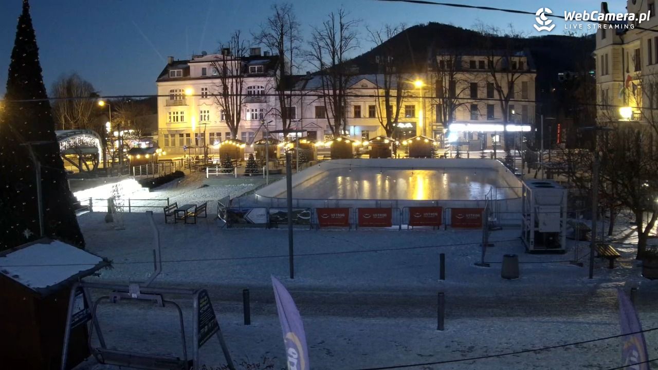 USTROŃ - widok na rynek - 05 styczeń 2026, 06:57