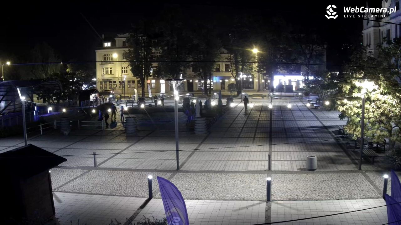 USTROŃ - widok na rynek - 03 październik 2025, 21:02