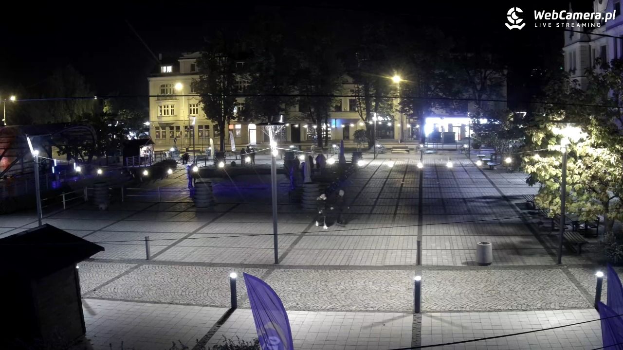 USTROŃ - widok na rynek - 03 październik 2025, 21:03