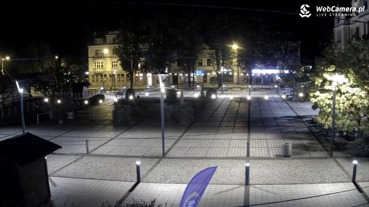 USTROŃ - widok na rynek - 01 październik 2025, 23:44