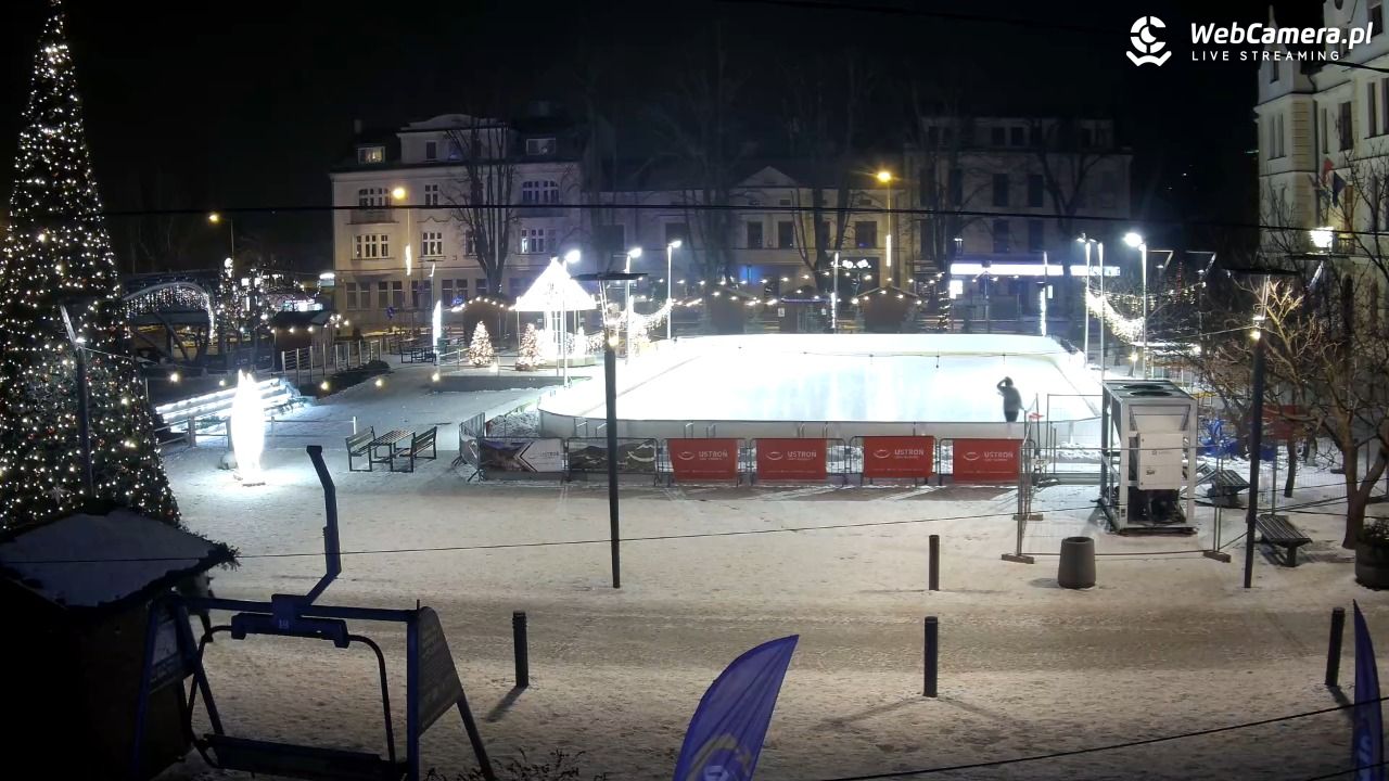 USTROŃ - widok na rynek - 05 styczeń 2026, 20:51