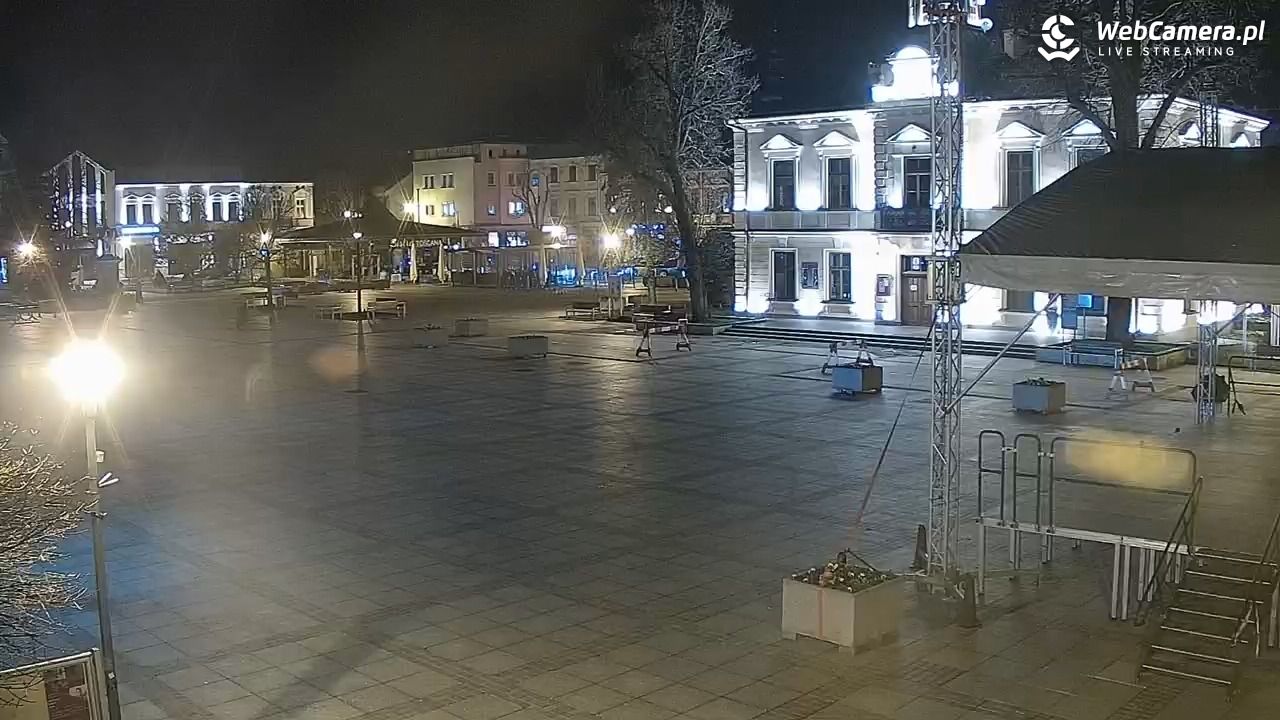 Nowy Targ - widok na Rynek - 15 kwiecień 2026, 21:21