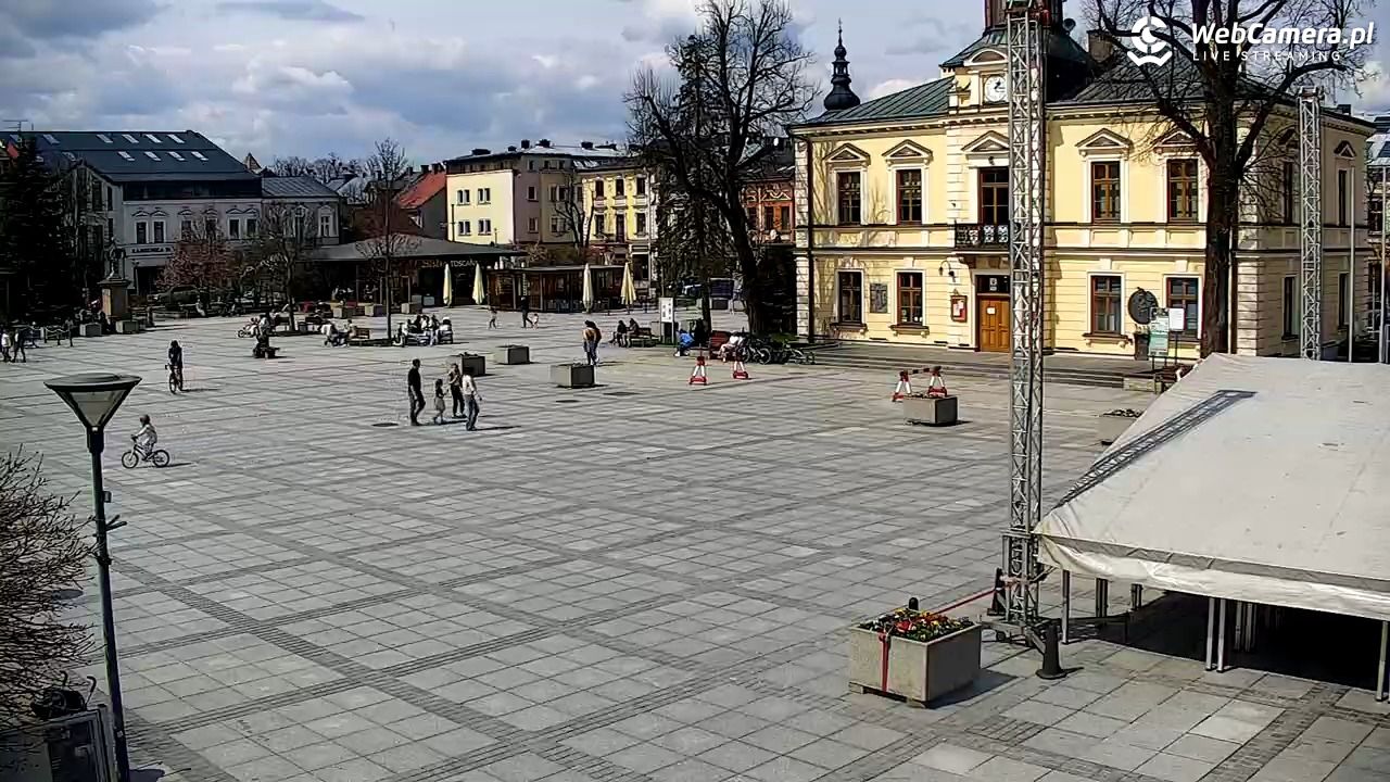 Nowy Targ - widok na Rynek - 19 kwiecień 2026, 13:14
