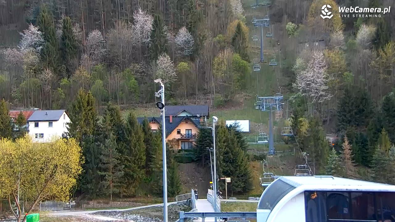 Szczawnica Palenica - widok na dolną stacje - 30 kwiecień 2026, 19:37