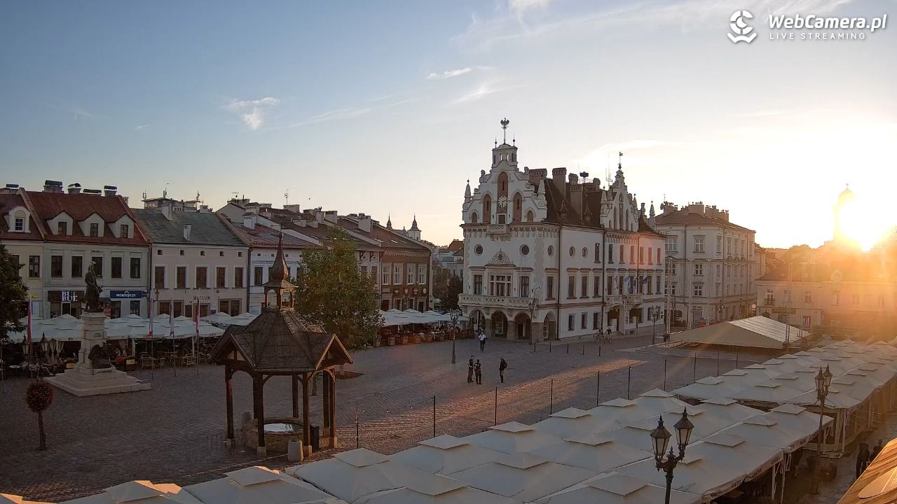 Rzeszów - Stary Rynek i Ratusz - 16 wresień 2026, 18:14