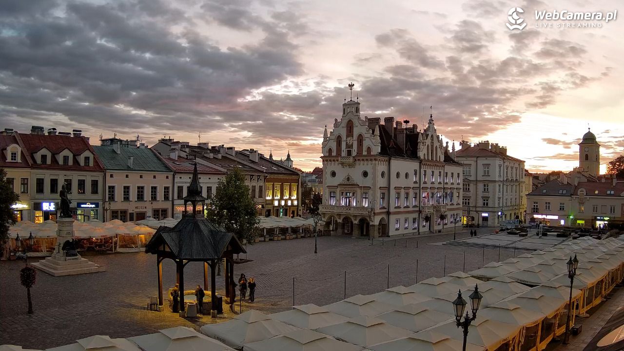 Rzeszów - Stary Rynek i Ratusz - 13 październik 2025, 18:07