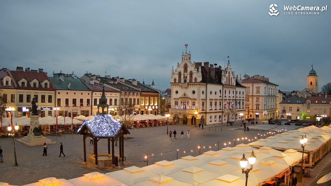 Rzeszów - Stary Rynek i Ratusz - 19 kwiecień 2026, 19:47