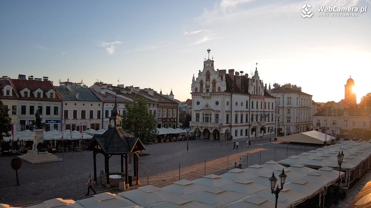 Rzeszów - Stary Rynek i Ratusz - 16 wresień 2026, 18:12