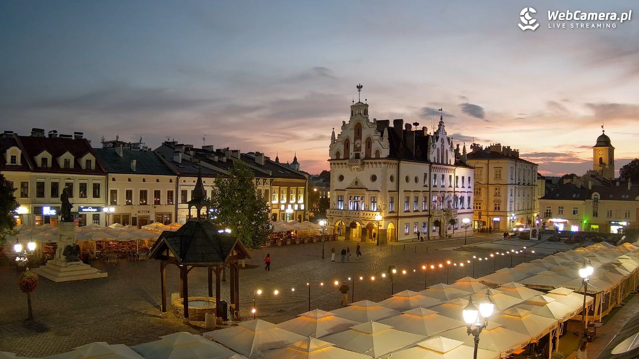Rzeszów - Stary Rynek i Ratusz - 14 wresień 2026, 19:21