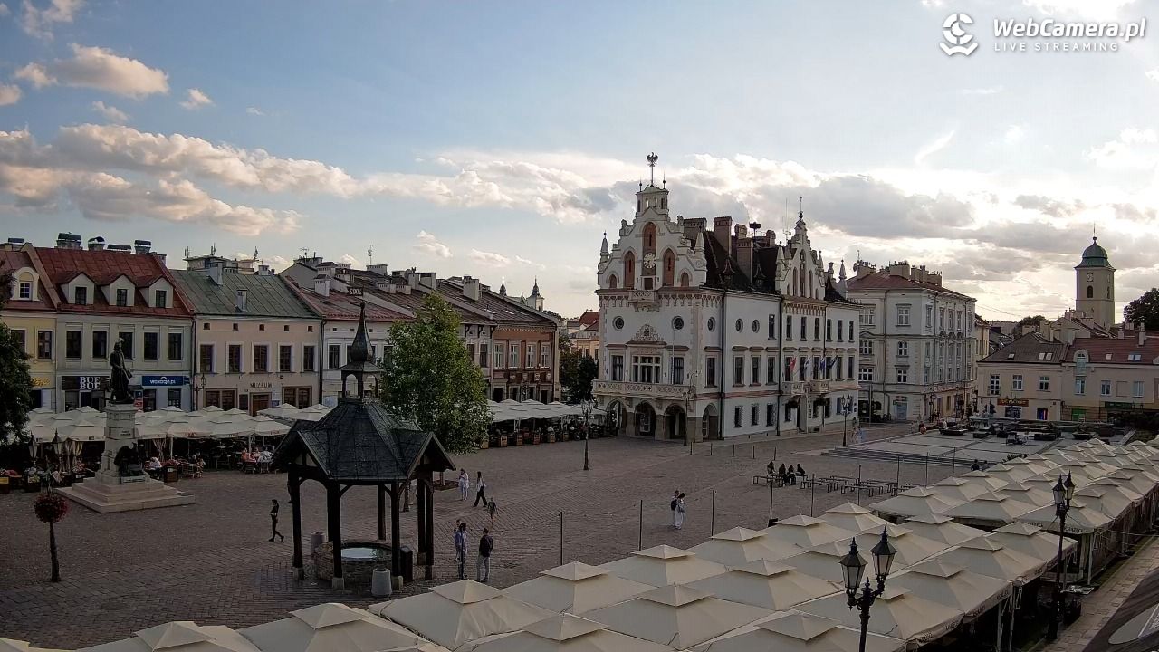 Rzeszów - Stary Rynek i Ratusz - 28 lipiec 2026, 18:39