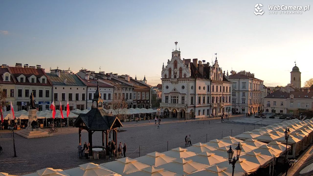 Rzeszów - Stary Rynek i Ratusz - 18 kwiecień 2026, 18:52
