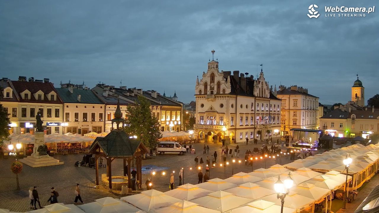 Rzeszów - Stary Rynek i Ratusz - 12 wresień 2026, 19:14