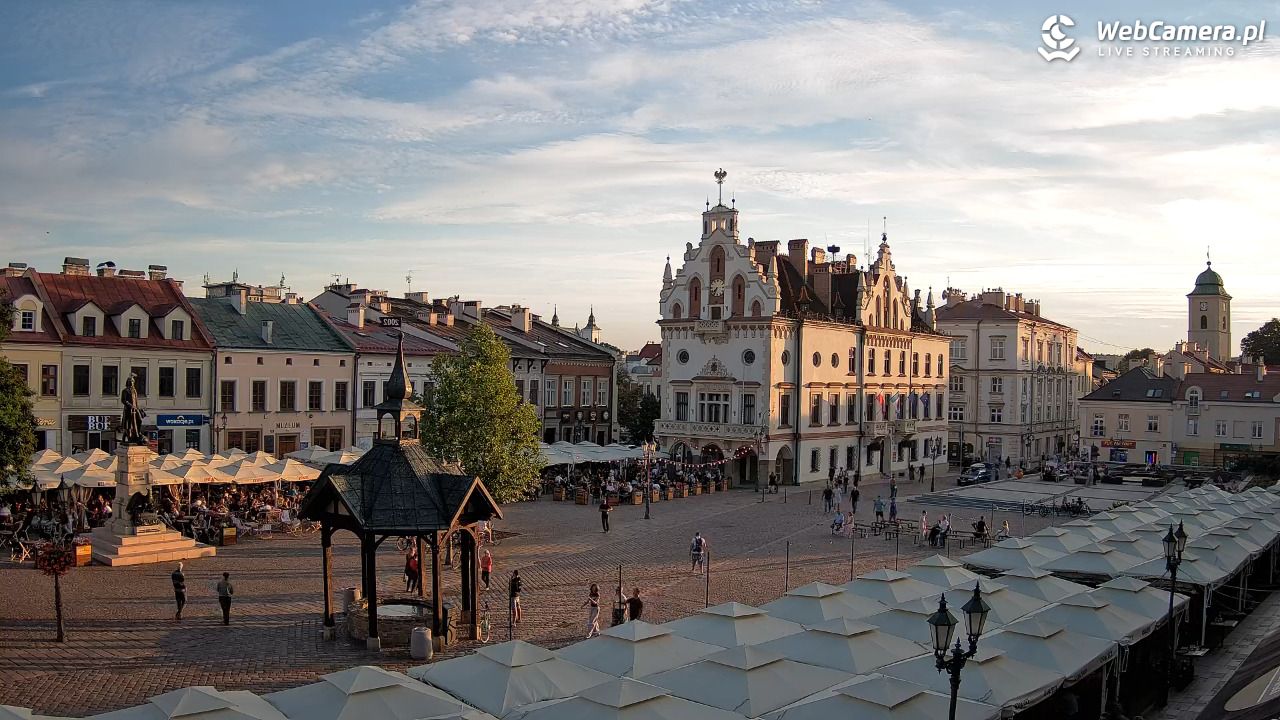 Rzeszów - Stary Rynek i Ratusz - 25 lipiec 2026, 19:34