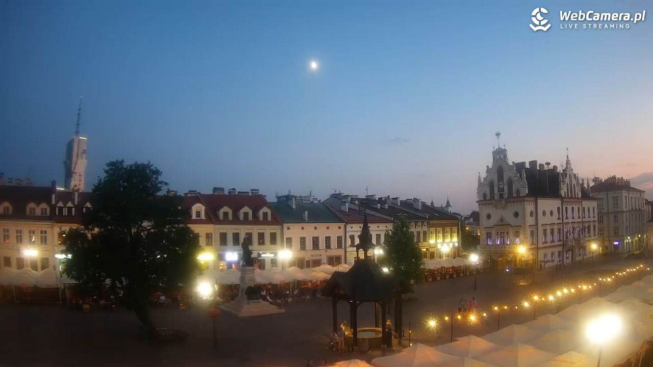 Rzeszów - Stary Rynek i Ratusz - 03 lipiec 2025, 21:12