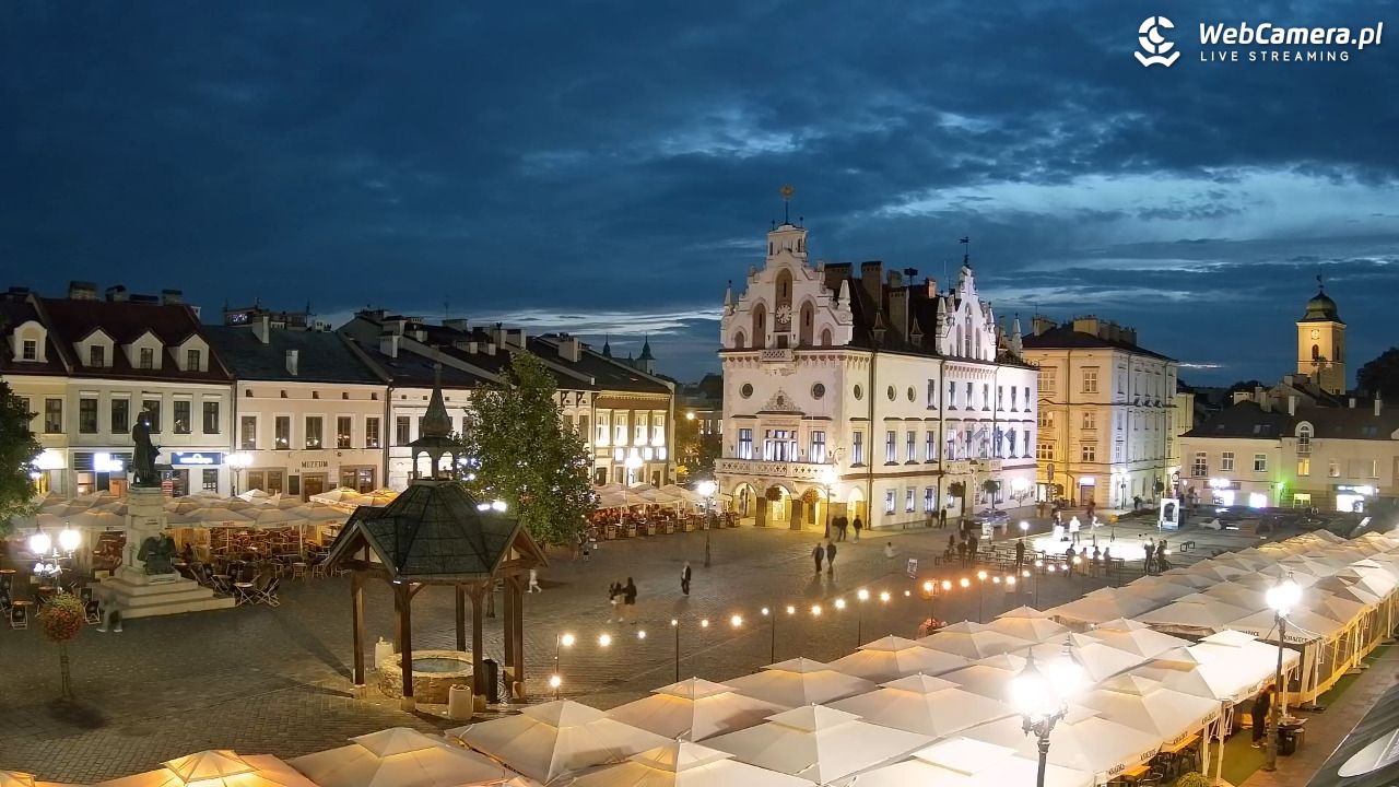 Rzeszów - Stary Rynek i Ratusz - 13 wresień 2026, 19:28