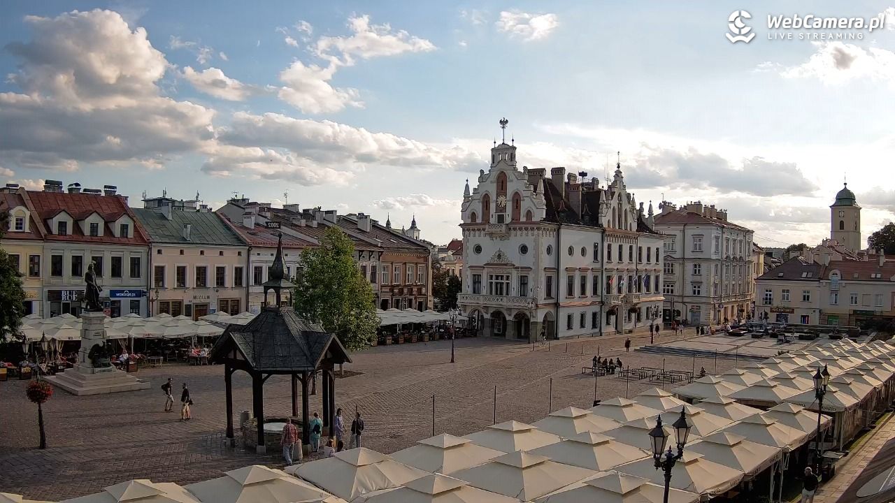 Rzeszów - Stary Rynek i Ratusz - 28 lipiec 2026, 18:33