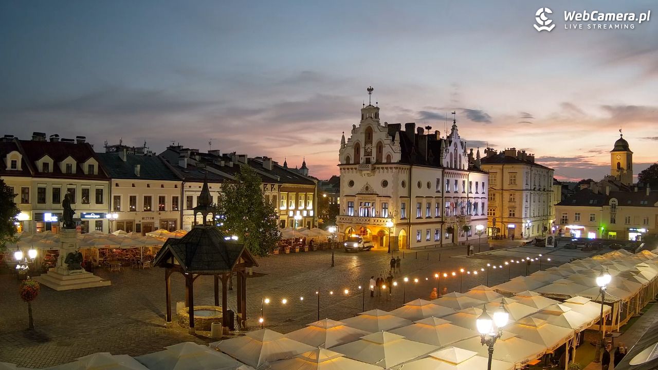 Rzeszów - Stary Rynek i Ratusz - 14 wresień 2026, 19:21