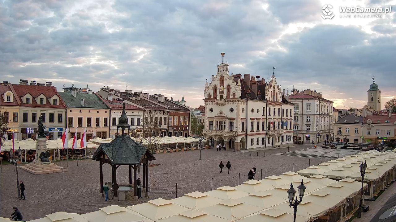 Rzeszów - Stary Rynek i Ratusz - 21 kwiecień 2026, 19:26