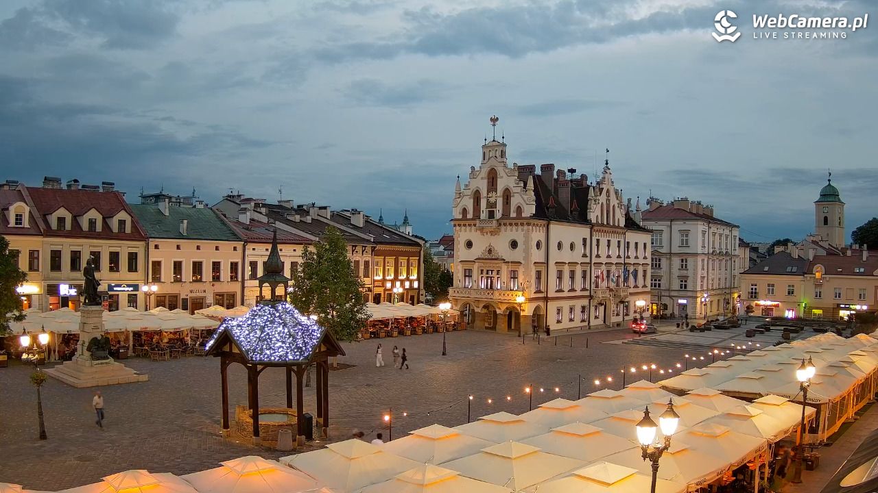 Rzeszów - Stary Rynek i Ratusz - 09 czerwiec 2026, 21:02