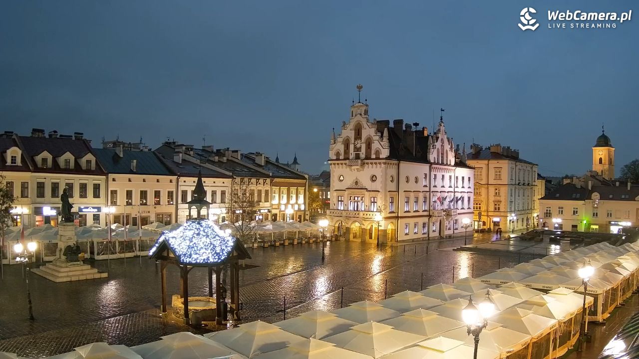 Rzeszów - Stary Rynek i Ratusz - 20 kwiecień 2026, 19:58