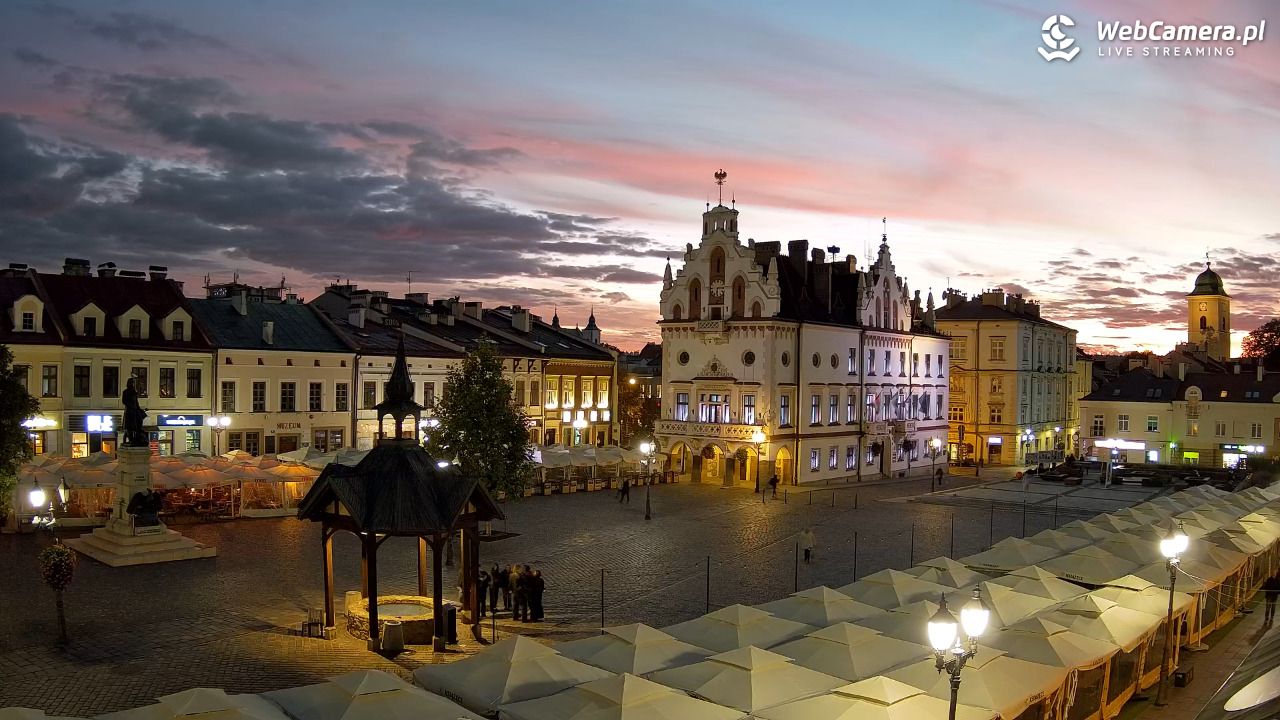 Rzeszów - Stary Rynek i Ratusz - 13 październik 2025, 18:17