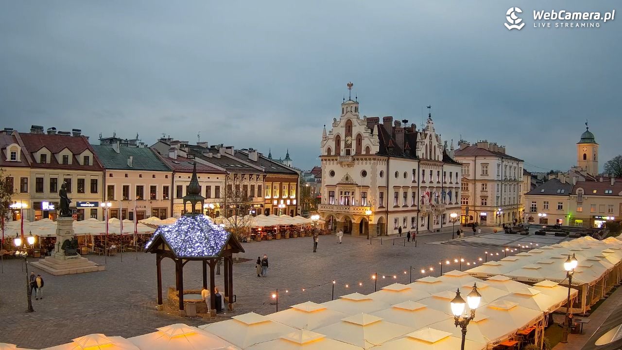 Rzeszów - Stary Rynek i Ratusz - 19 kwiecień 2026, 19:46