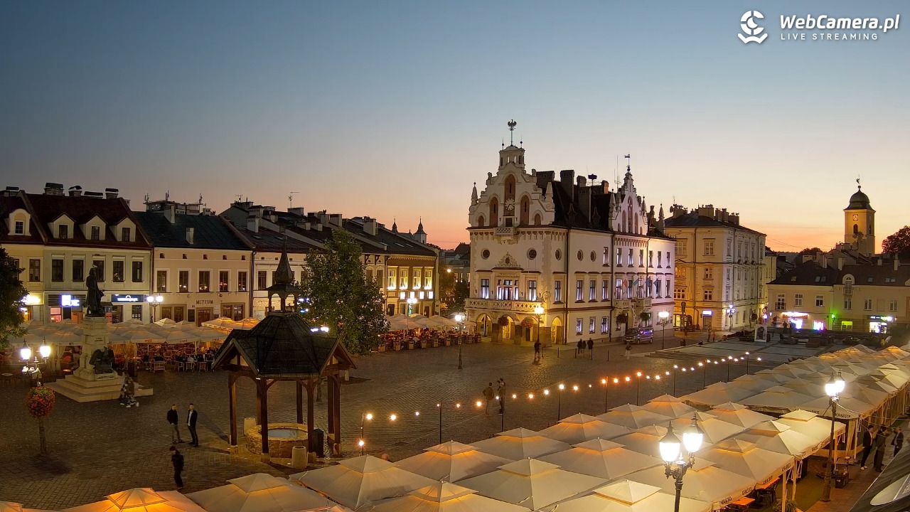 Rzeszów - Stary Rynek i Ratusz - 15 wresień 2026, 19:18