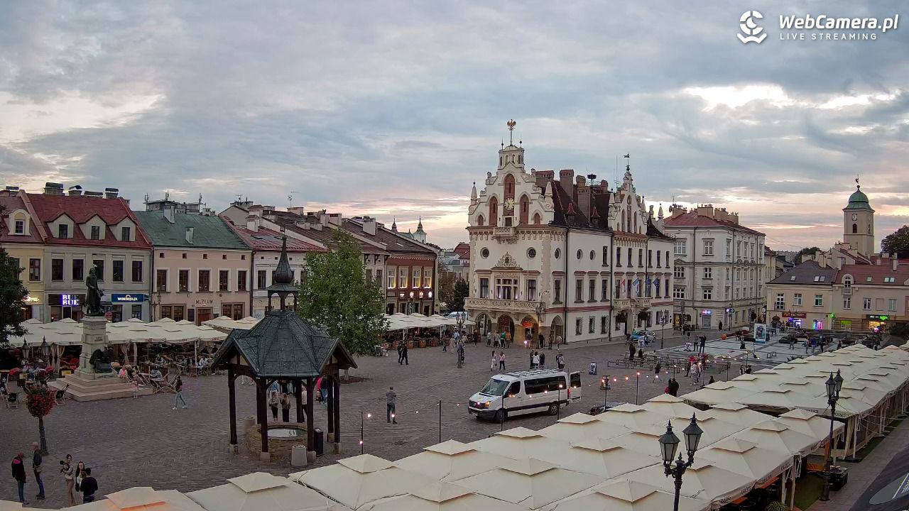 Rzeszów - Stary Rynek i Ratusz - 13 wresień 2026, 18:53