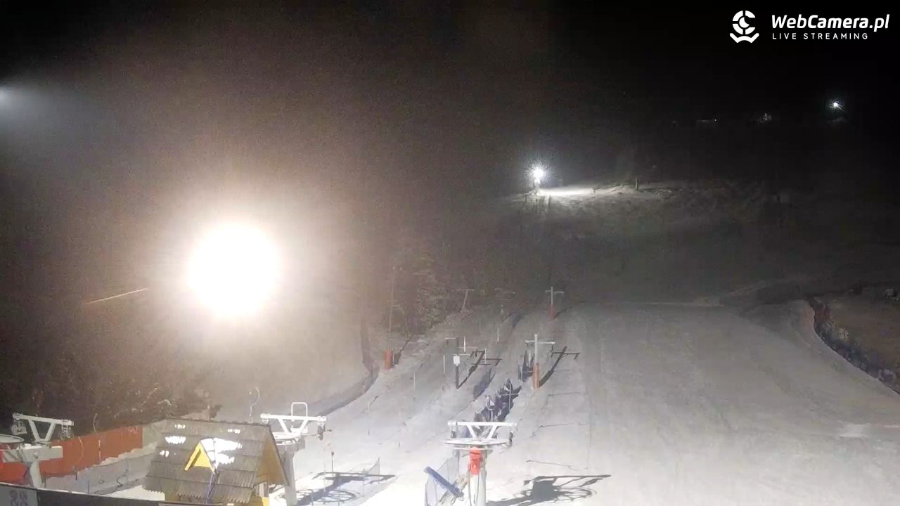 HARENDA - widok z dolnej stacji - 26 grudzień 2025, 21:46