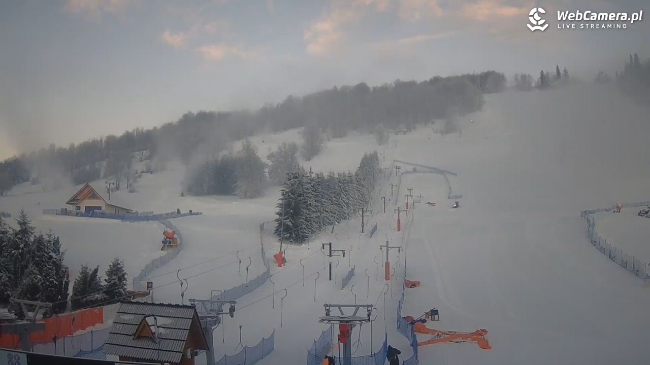 HARENDA - widok z dolnej stacji - 27 grudzień 2025, 07:38