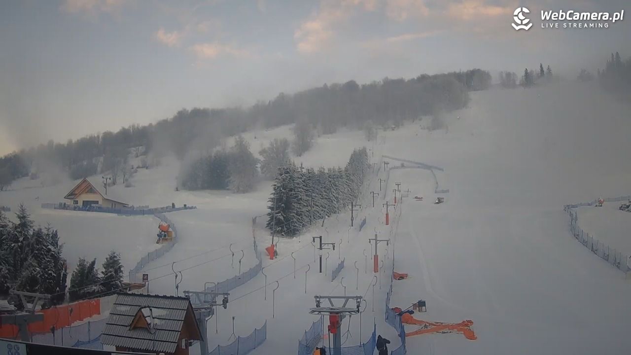 HARENDA - widok z dolnej stacji - 27 grudzień 2025, 07:38