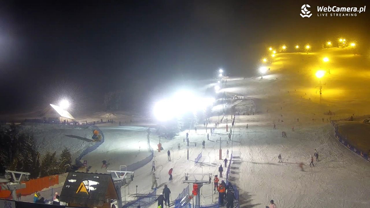 HARENDA - widok z dolnej stacji - 26 grudzień 2025, 18:43