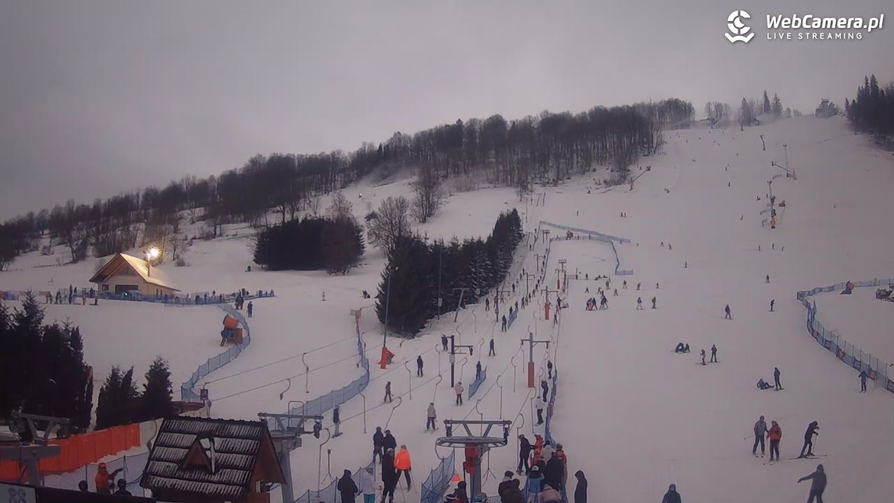 HARENDA - widok z dolnej stacji - 28 grudzień 2025, 15:51