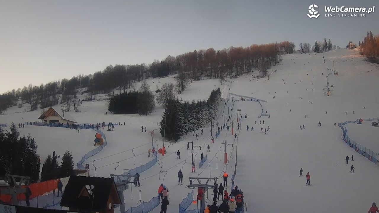 HARENDA - widok z dolnej stacji - 27 grudzień 2025, 15:15