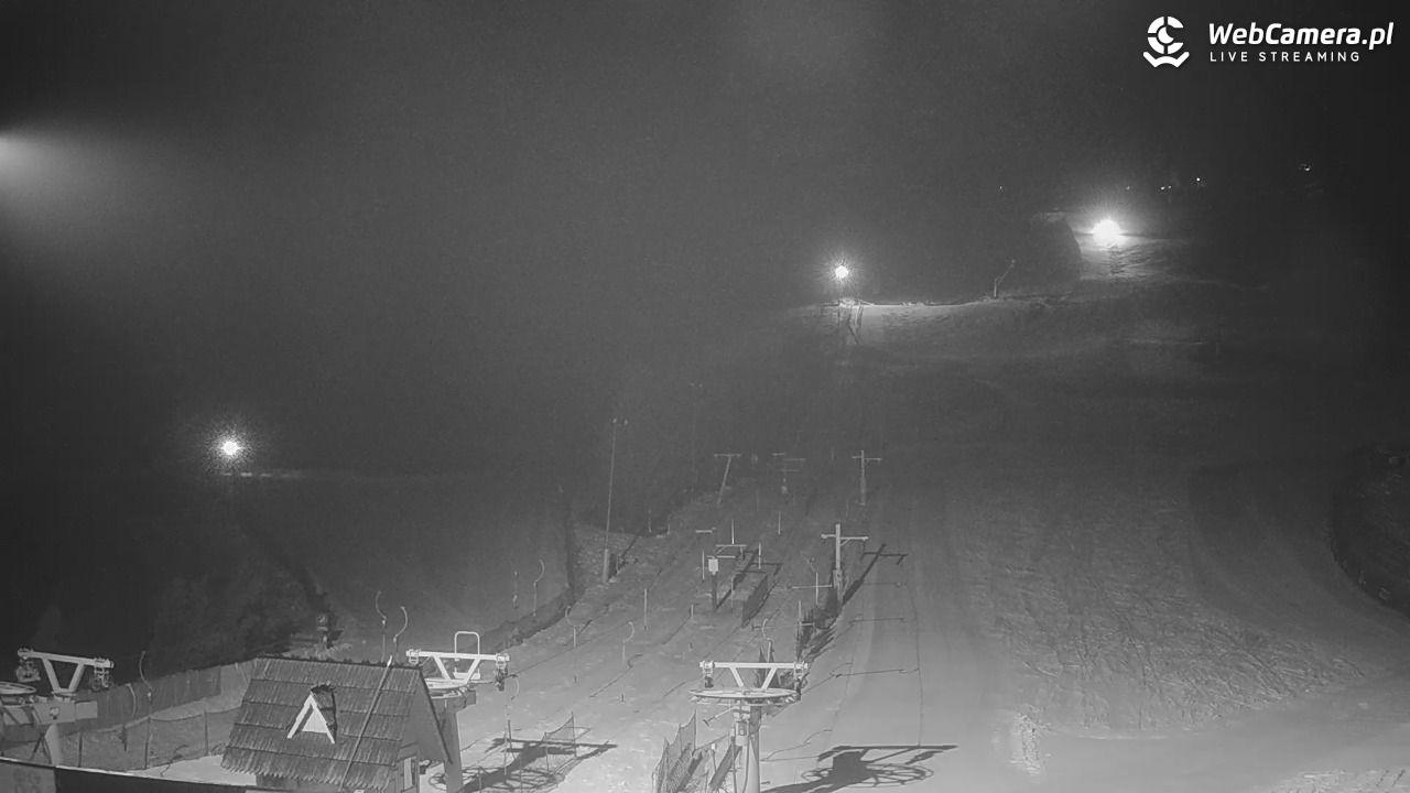 HARENDA - widok z dolnej stacji - 12 luty 2026, 23:09