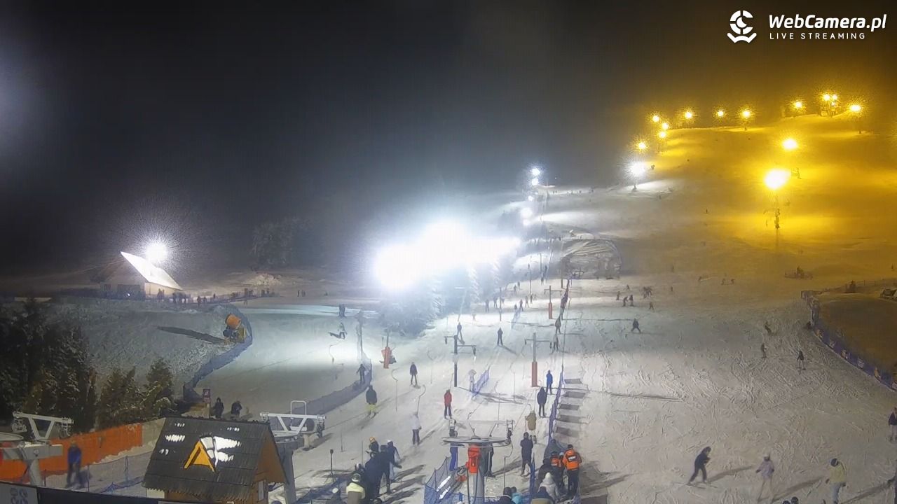 HARENDA - widok z dolnej stacji - 26 grudzień 2025, 18:18