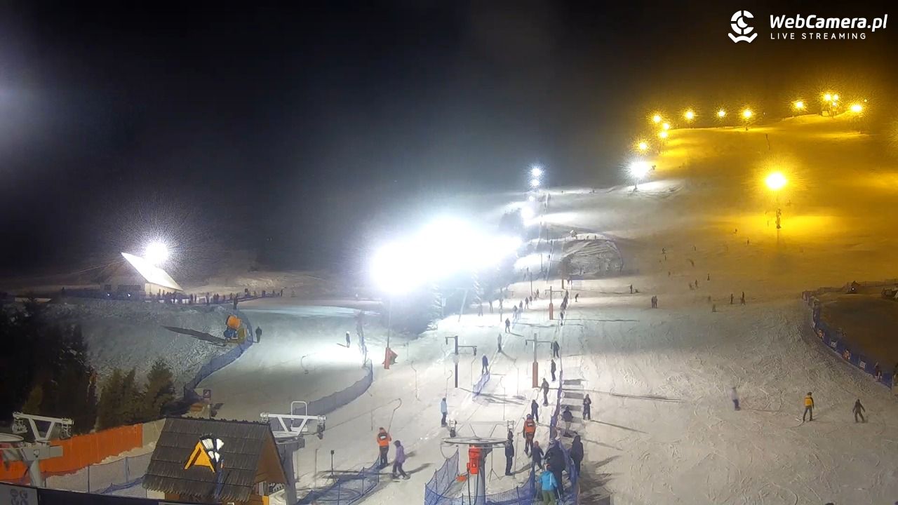 HARENDA - widok z dolnej stacji - 27 grudzień 2025, 19:19
