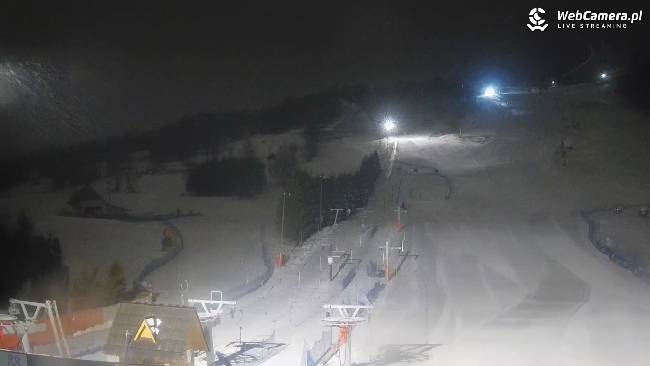 HARENDA - widok z dolnej stacji - 27 grudzień 2025, 23:42