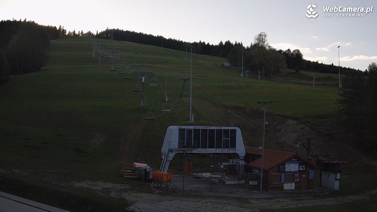 SŁOTWINY-ski - widok na dolną stację - 19 wresień 2026, 17:28