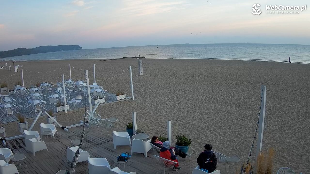 Sopot - widok na plażę NOWOŚĆ - 04 październik 2025, 06:55
