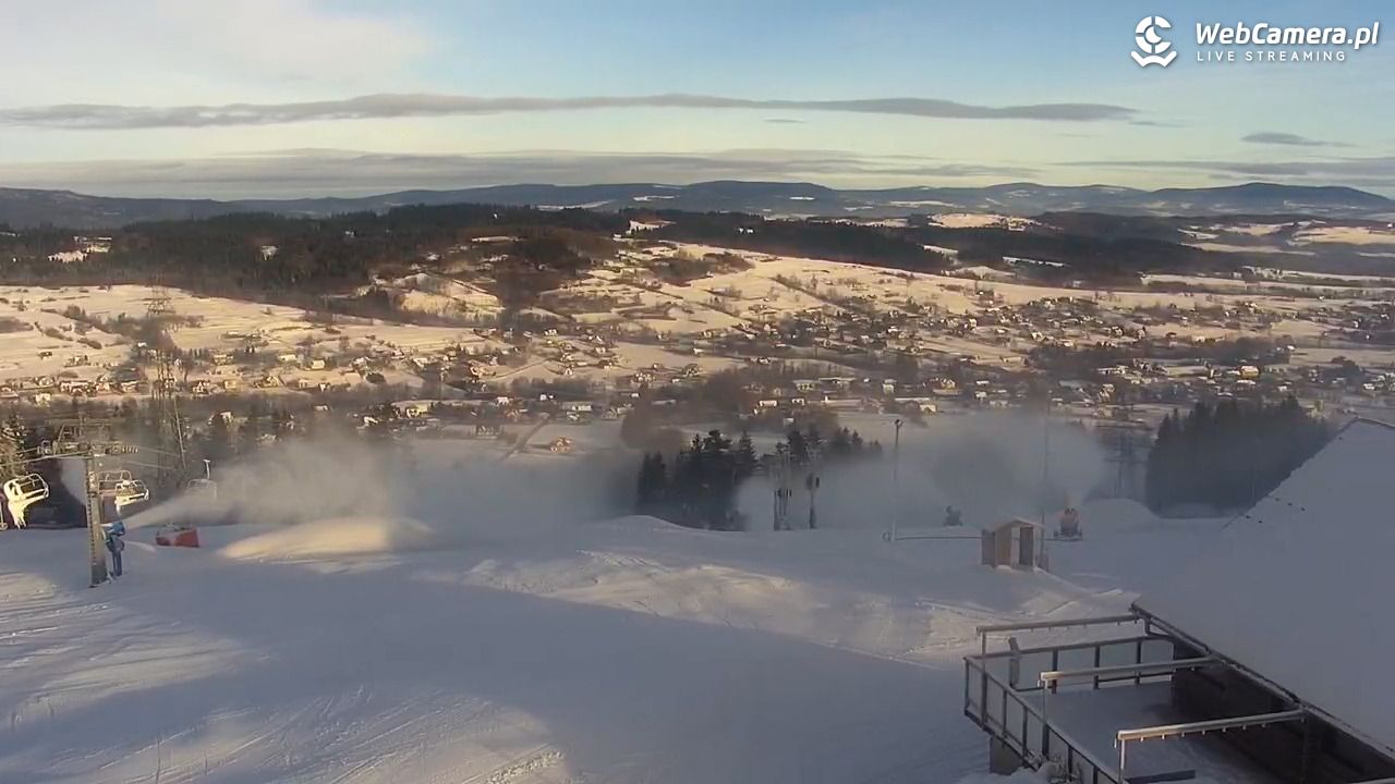 Kompleks BESKID Spytkowice - widok z górnej stacji - 01 grudzień 2025, 08:58