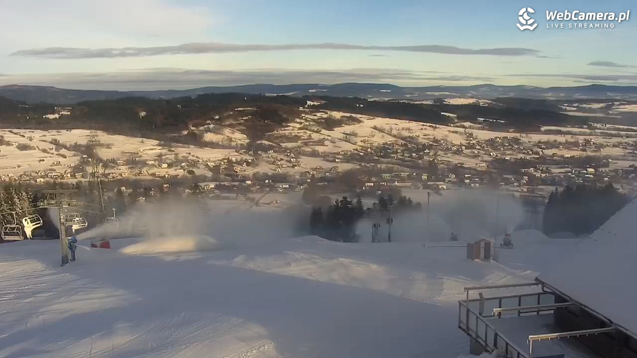 Kompleks BESKID Spytkowice - widok z górnej stacji - 01 grudzień 2025, 08:58