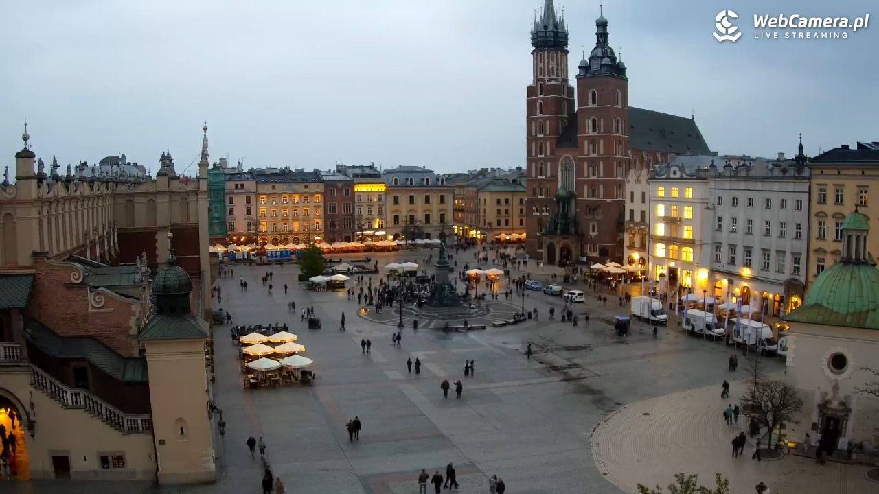 Kraków - widok na Rynek z hotelu - 19 kwiecień 2026, 19:39