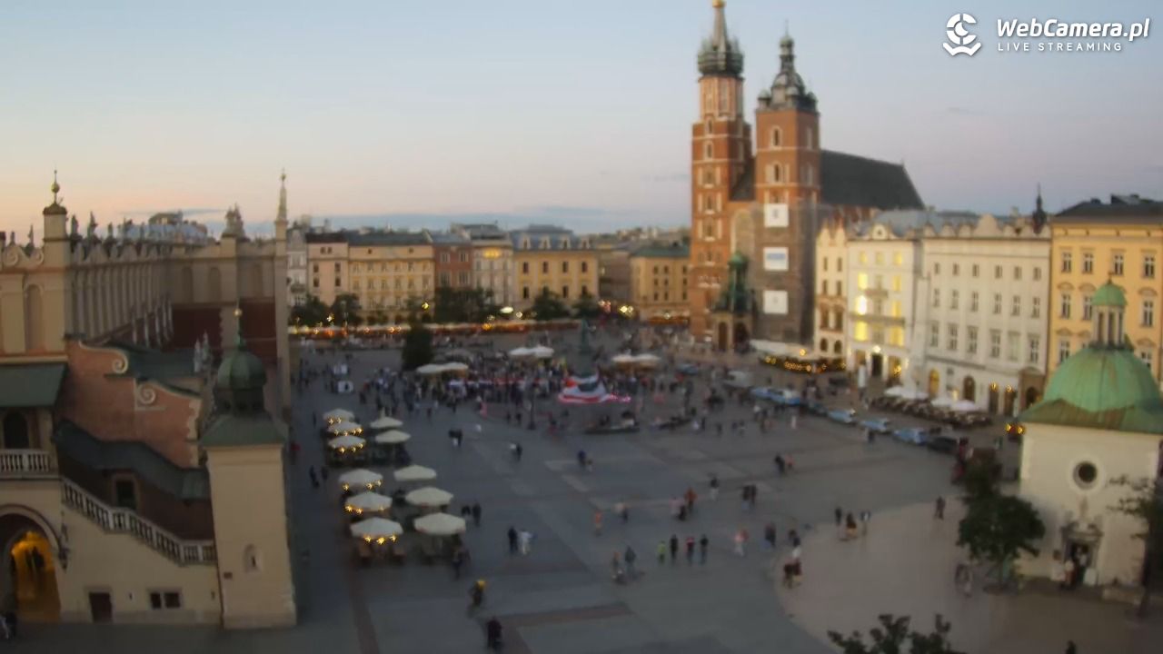 Kraków - widok na Rynek z hotelu - 24 sierpień 2025, 19:49