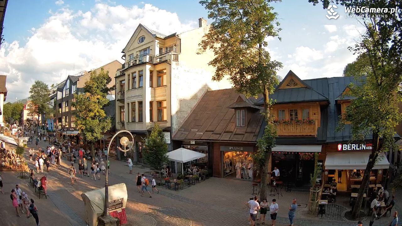 KRUPÓWKI - widok na środkową część deptaka - 27 czerwiec 2026, 19:05