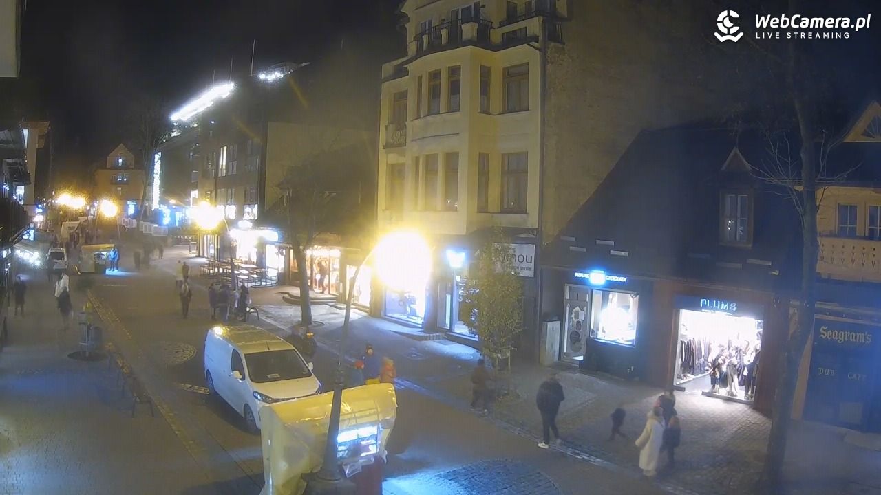 KRUPÓWKI - widok na środkową część deptaka - 31 październik 2025, 20:20