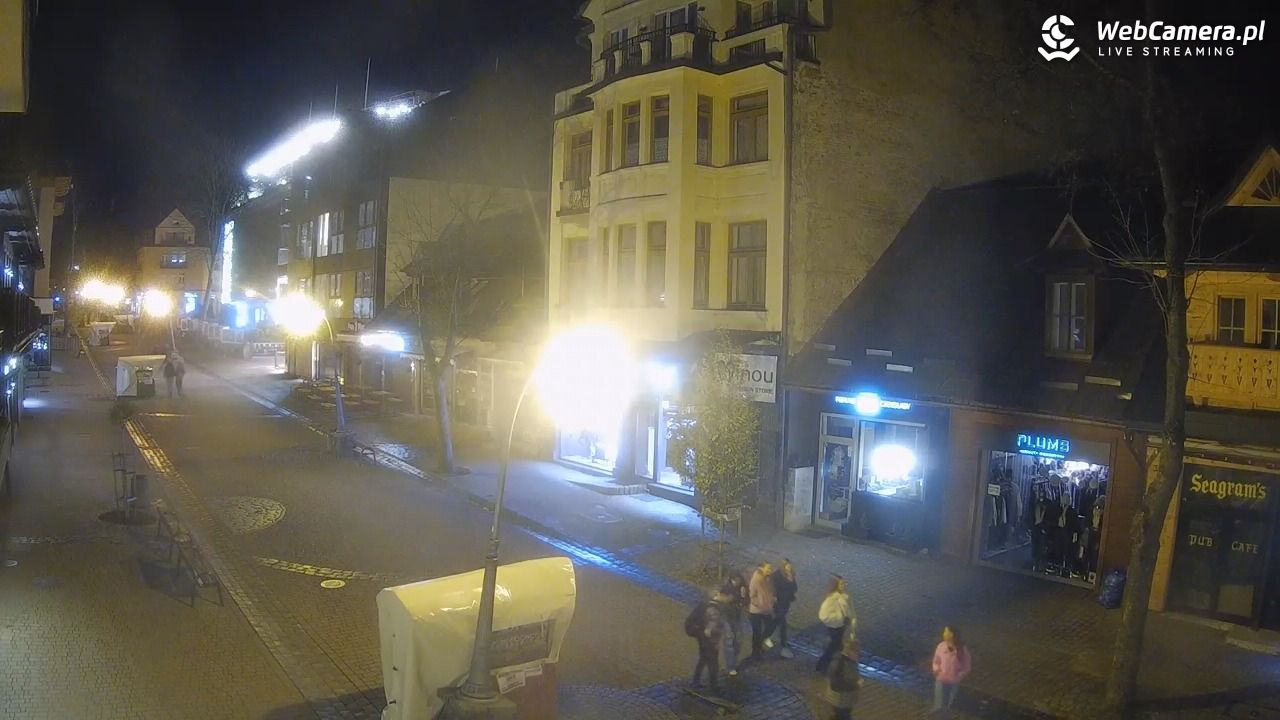 KRUPÓWKI - widok na środkową część deptaka - 02 listopad 2025, 22:44