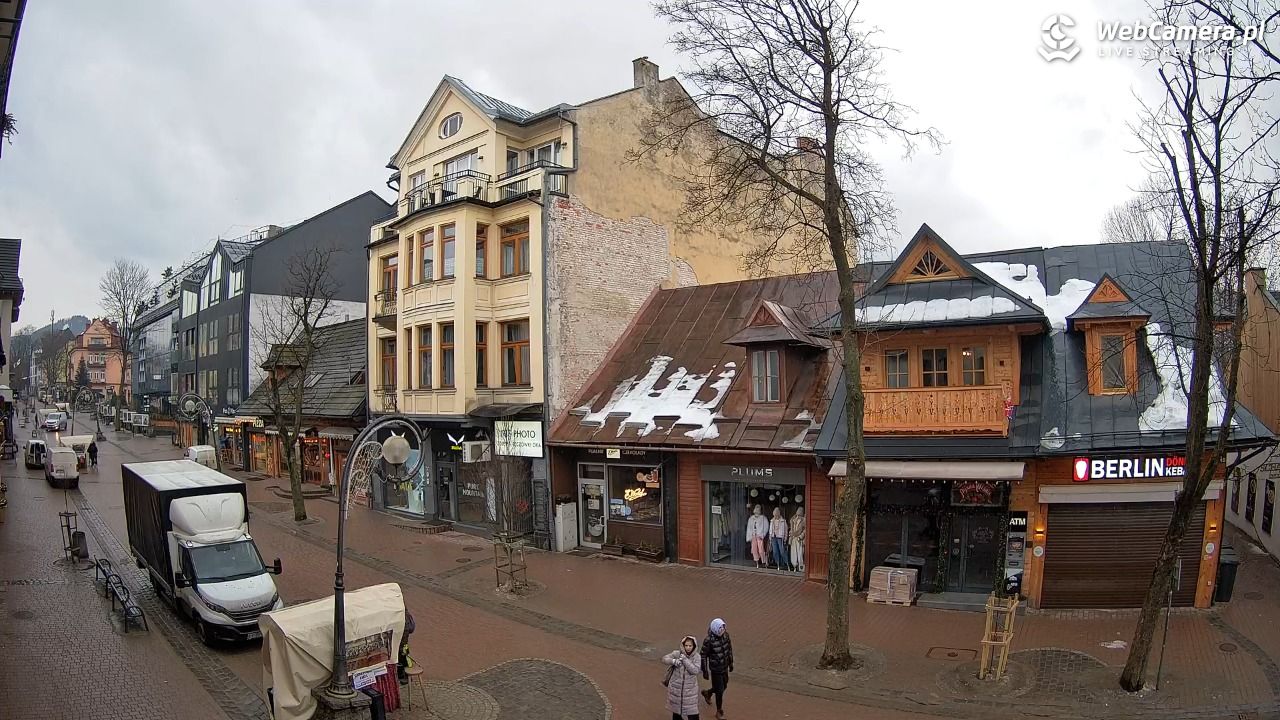 KRUPÓWKI - widok na środkową część deptaka - 06 luty 2026, 08:34