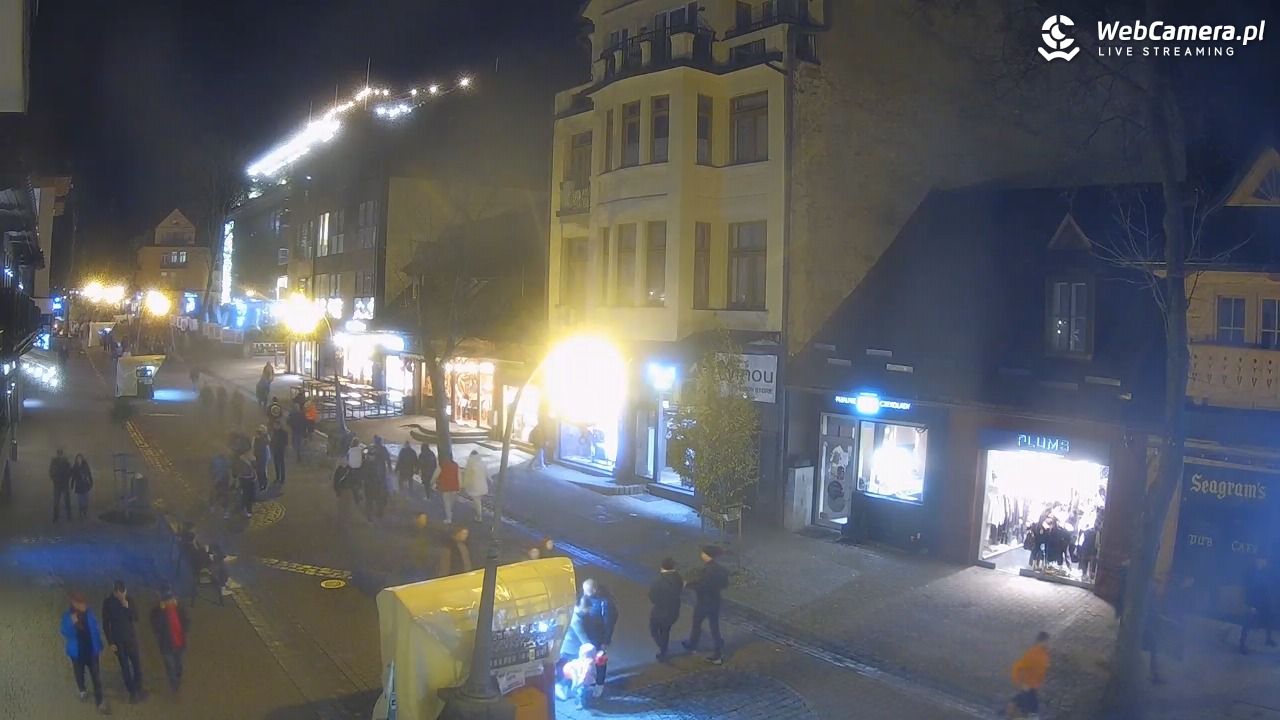 KRUPÓWKI - widok na środkową część deptaka - 01 listopad 2025, 18:24